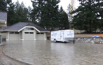 Paving stone driveway and garage with the Island West trailer